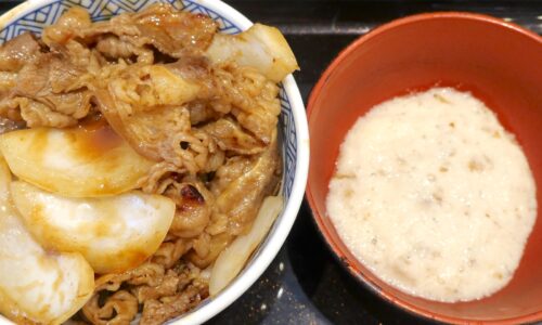 「吉野家」の牛焼肉丼にとろろをあわせてさっぱりいただく