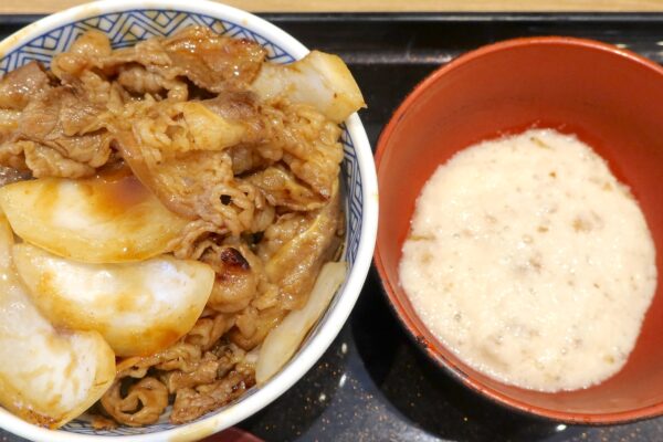 「吉野家」の牛焼肉丼にとろろをあわせてさっぱりいただく