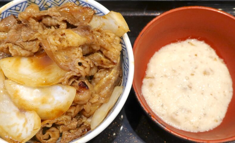 「吉野家」の牛焼肉丼にとろろをあわせてさっぱりいただく