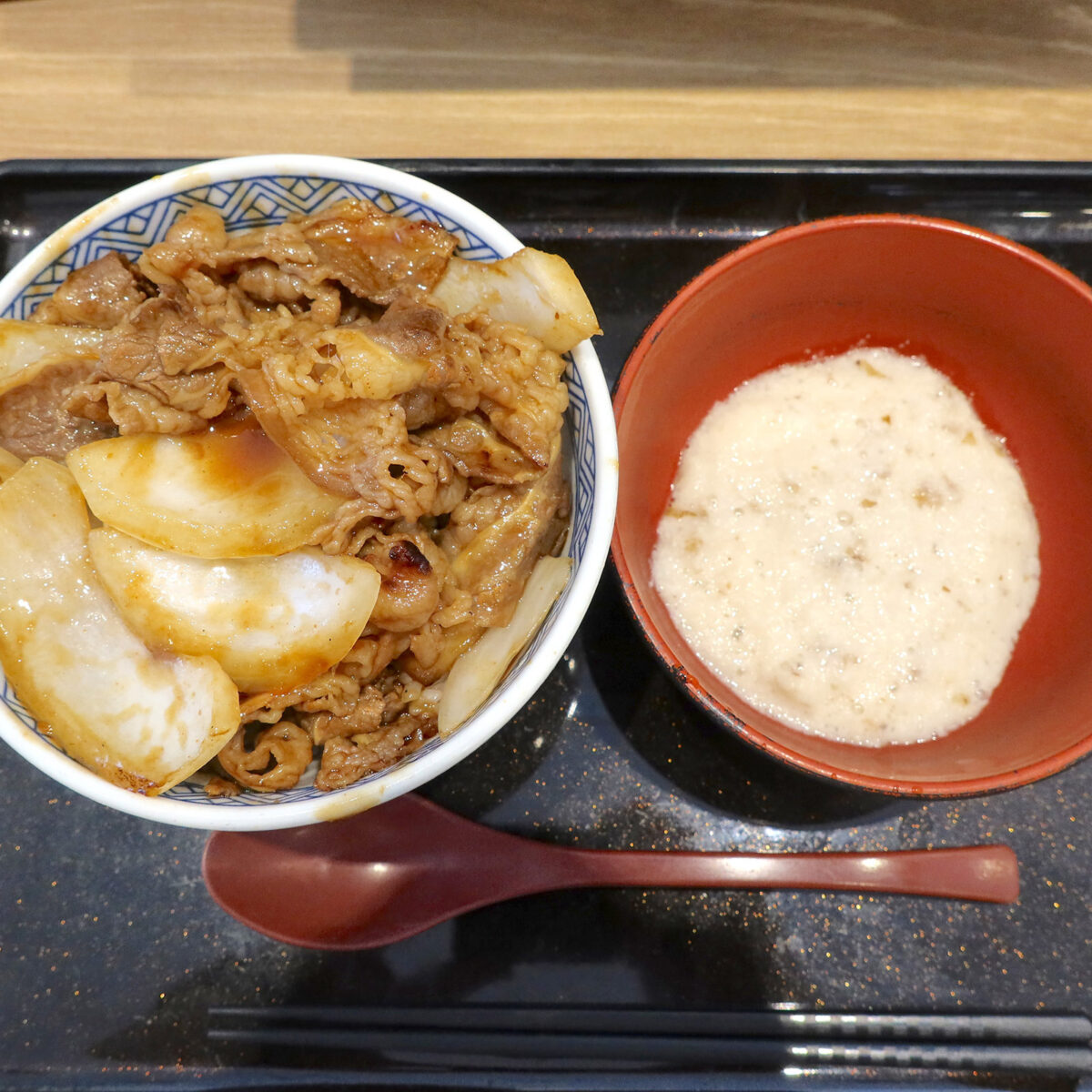 牛焼肉丼 並（718円）＋とろろ（228円）