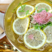那覇・牧志「花はな商店」でゴールデンラッキーな冷レモンそば