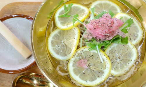 那覇・牧志「花はな商店」でゴールデンラッキーな冷レモンそば