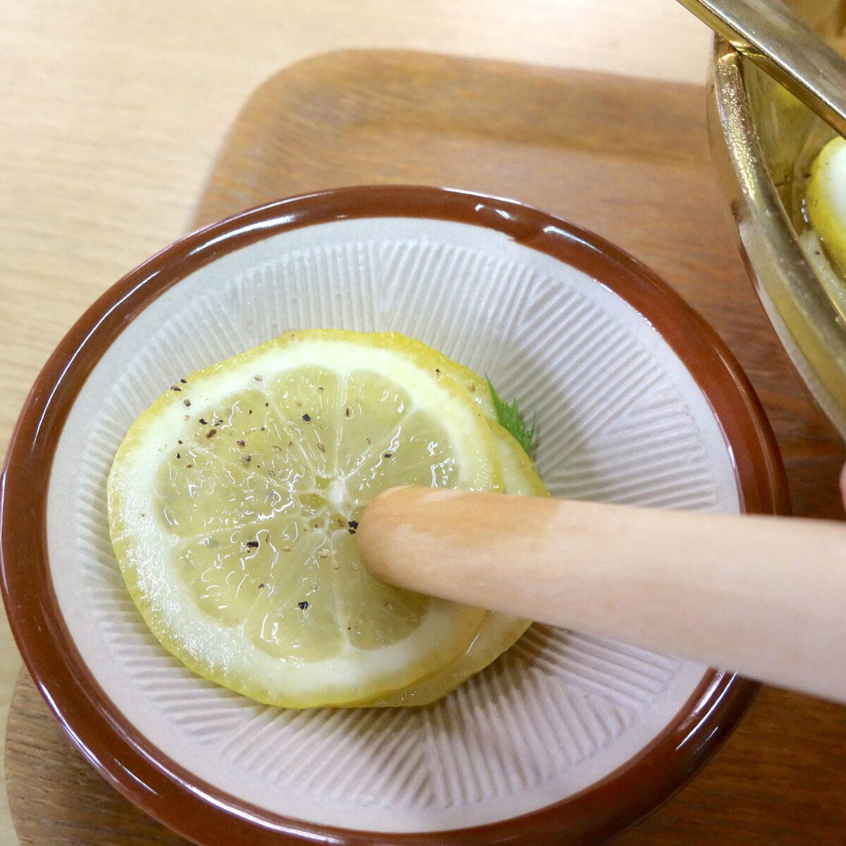 レモンを潰して