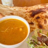 沖縄市・プラザハウス「クリシュナ」でバターチキンカレーと大きなナン