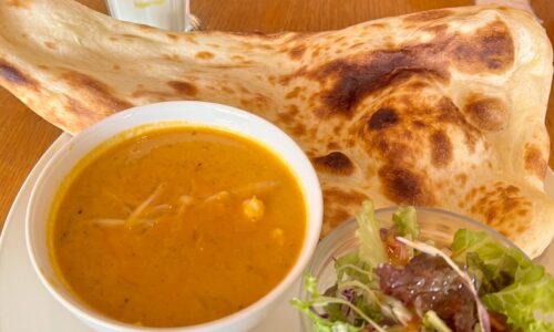 沖縄市・プラザハウス「クリシュナ」でバターチキンカレーと大きなナン
