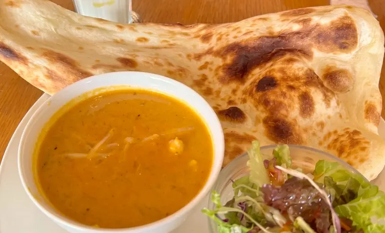 沖縄市・プラザハウス「クリシュナ」でバターチキンカレーと大きなナン