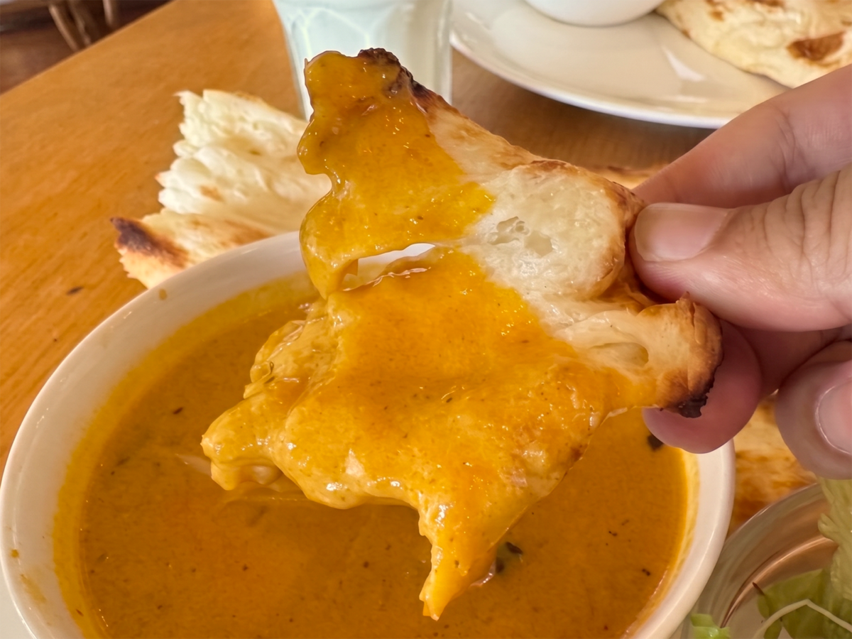 バターチキンカレーをたっぷり付けて