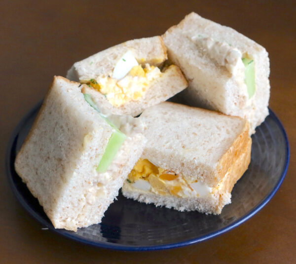 カットしたサンドイッチ