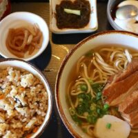 首里末吉町「沖縄そばの店 しむじょう」でじゅうしぃ＆じーまみ豆腐がついた三枚肉そばセット（中）