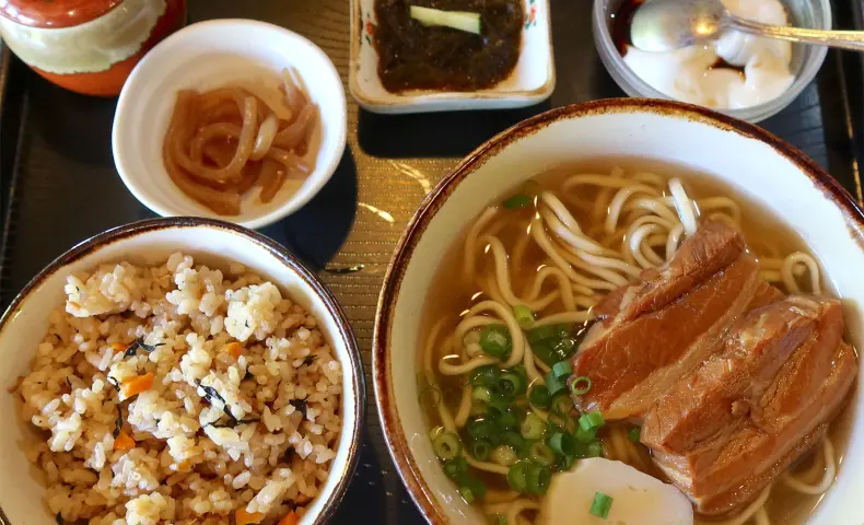 首里末吉町「沖縄そばの店 しむじょう」でじゅうしぃ＆じーまみ豆腐がついた三枚肉そばセット（中）
