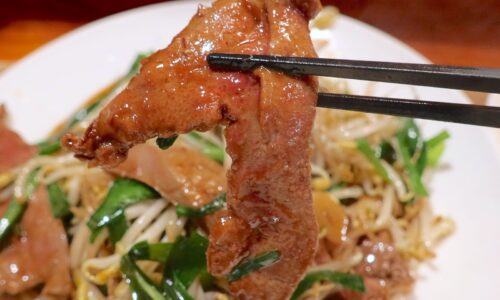 那覇「居酒屋 餃子の王門」でぷるんとした食感がおいしいレバニラ炒めセット