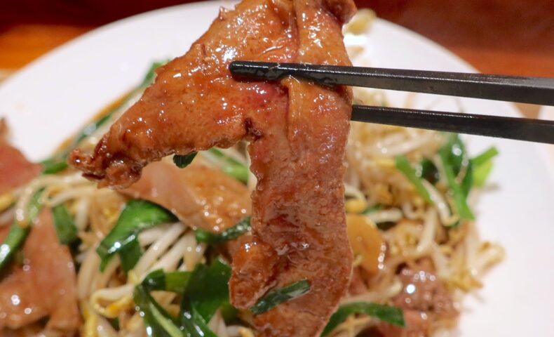 那覇「居酒屋 餃子の王門」でぷるんとした食感がおいしいレバニラ炒めセット