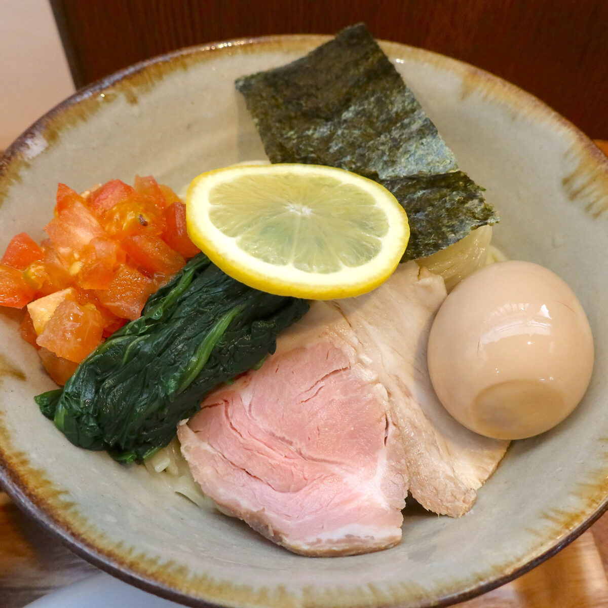 きれいに盛り付けられた麺