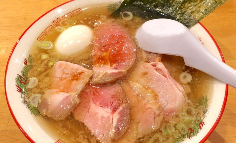 那覇「TAKANE 国場店」で喜多方ラーメン的な限定・手揉み肉中華 味玉入り