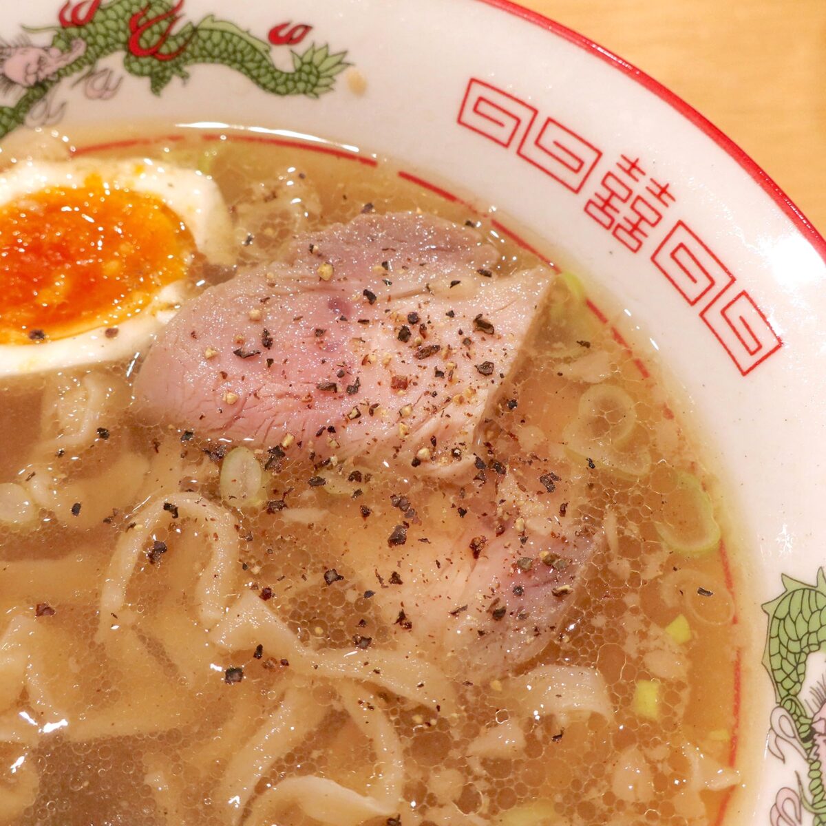 お肉にはブラックペッパー