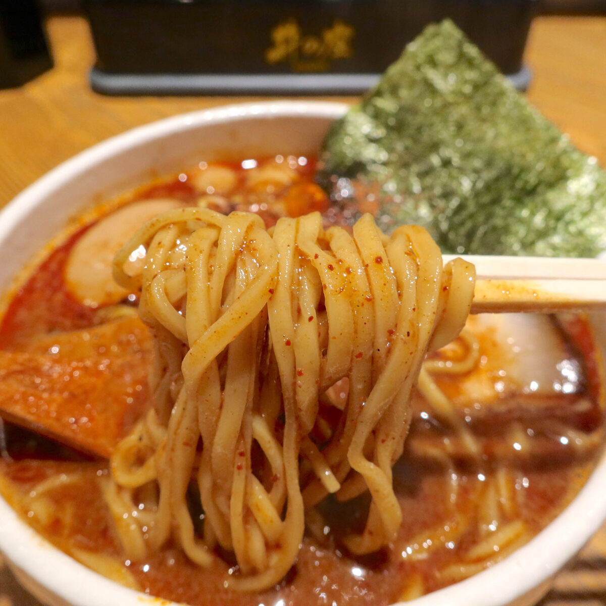 つるつる麺に絡む粉