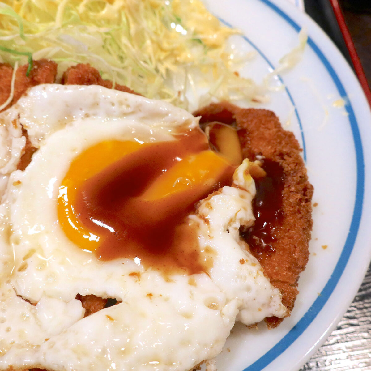 目玉焼きとソースで食べる