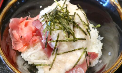 魅了されたおじさんは2日連続で「味処おまけ」へ！ 2日目はマグロの山かけ丼