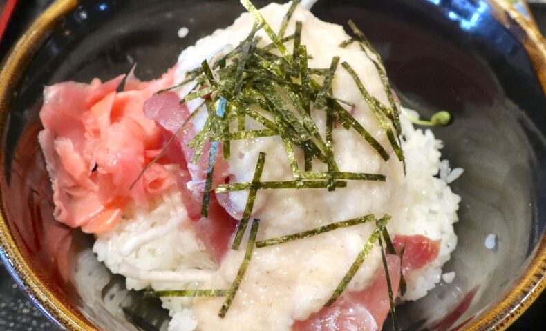 魅了されたおじさんは2日連続で「味処おまけ」へ! 2日目はマグロの山かけ丼