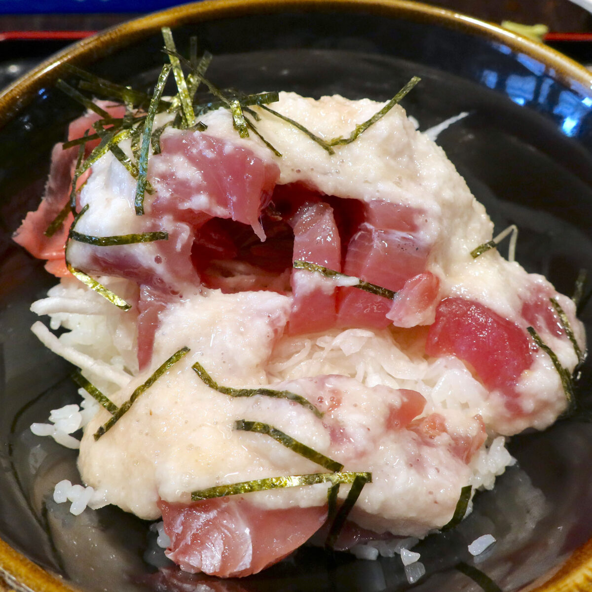 とろろの下にはマグロがたくさん