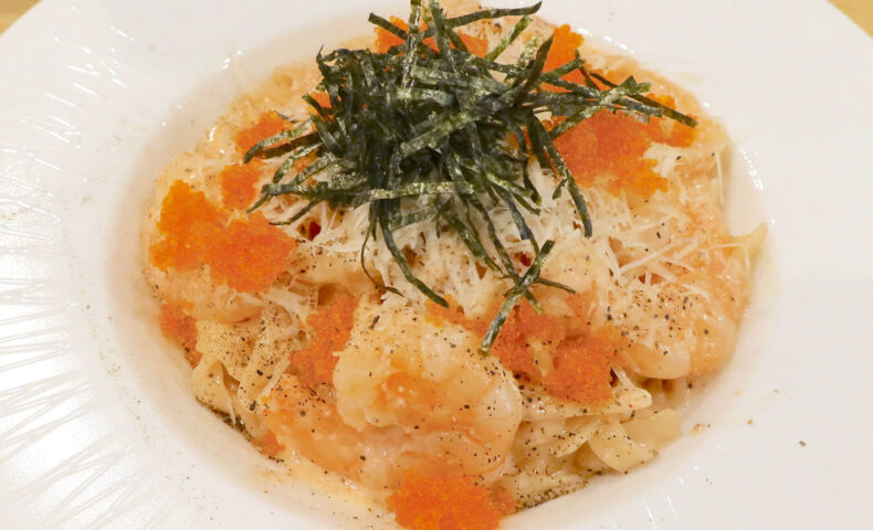 那覇・古島「ISLE PASTA（アイルパスタ）」で大きなエビ入り明太子クリームパスタ
