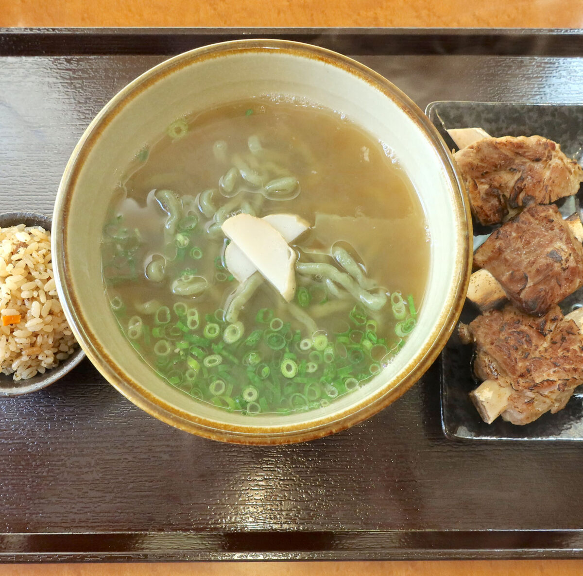 炙り本ソーキそば・よもぎ練り込み麺（1,000円）