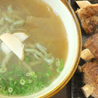 那覇・首里「きんそば」で香りと食感が素敵なよもぎ練り込み麺の炙り本ソーキそば