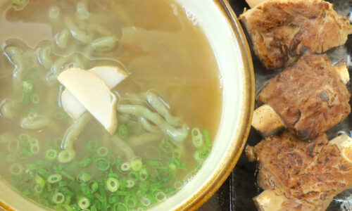 那覇・首里「きんそば」で香りと食感が素敵なよもぎ練り込み麺の炙り本ソーキそば