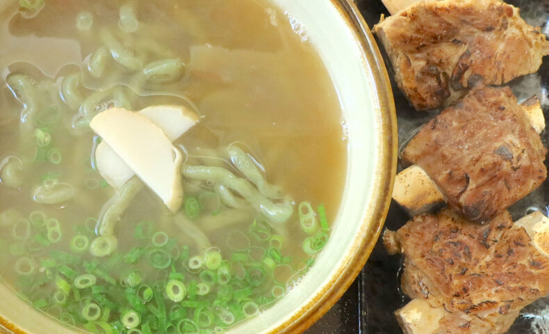 那覇・首里「きんそば」で香りと食感が素敵なよもぎ練り込み麺の炙り本ソーキそば
