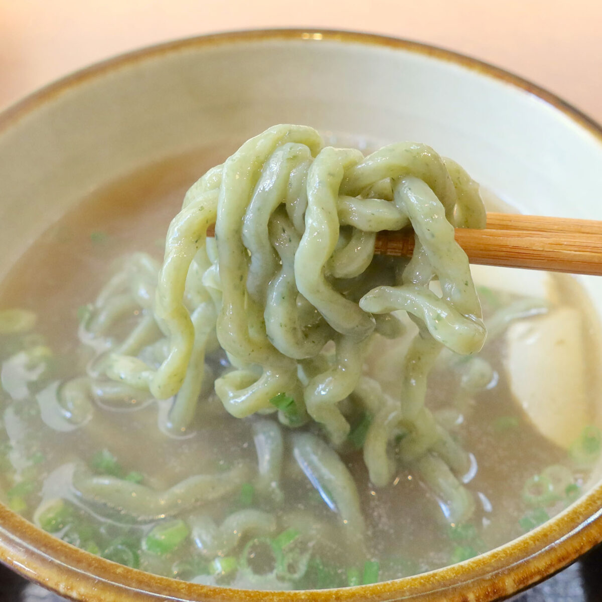 ぷりっぷりのよもぎ練り込み麺