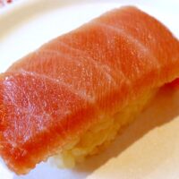 スシローの「年に一度の別格まぐろ祭」、赤しゃりでいただく厳選天然本鮪中とろは確かに別格!