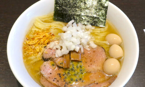 那覇「麺狂浪人 卍」でパッションフルーツが入った冷やし麺・煮干昆布水冷し麺、アゲイン!