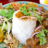 那覇「タマニカレー」で副菜たっぷりタマニ風アレンジがおいしいポークビンダルカレー