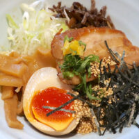 定食セットのボリュームがすごい！ 那覇・古島「笑和や」で夏季限定・柚子香る！冷やしまぜそば