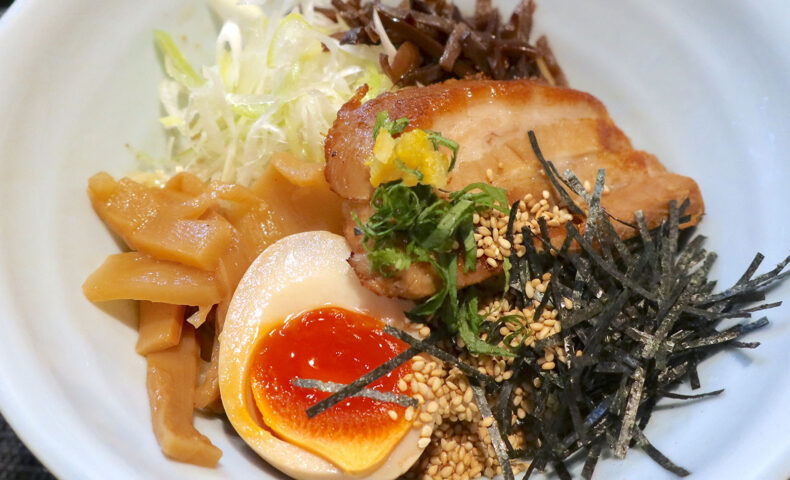 定食セットのボリュームがすごい! 那覇・古島「笑和や」で夏季限定・柚子香る!冷やしまぜそば