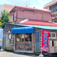 沖縄パーラーとしてリニューアルした「いなり屋 ゴン」で味噌もやしそば&すじこいなり