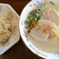 鹿児島ラーメンの代名詞!? 「ざぼんラーメン 与次郎店」で炒飯セット