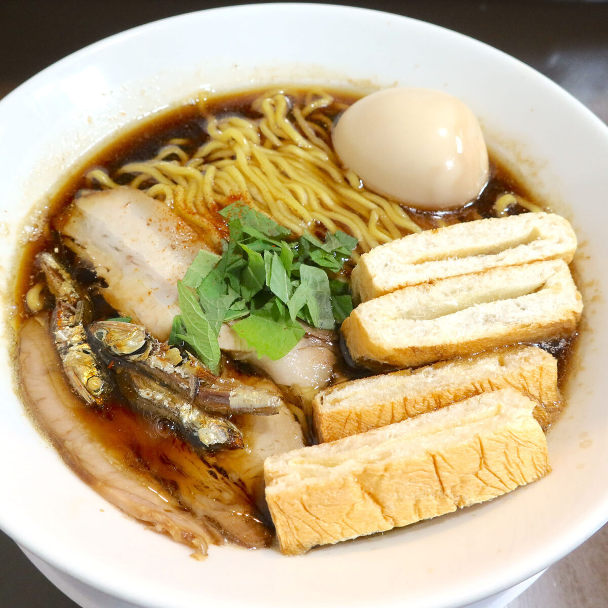 煮干しブラック(1,000円)+半熟味玉(150円)&お麩トッピング(100円)