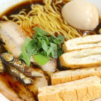 ニューオープン！ 「煮干し中華そば加藤屋 本店」で煮干しブラック＋半熟味玉＆お麩トッピング