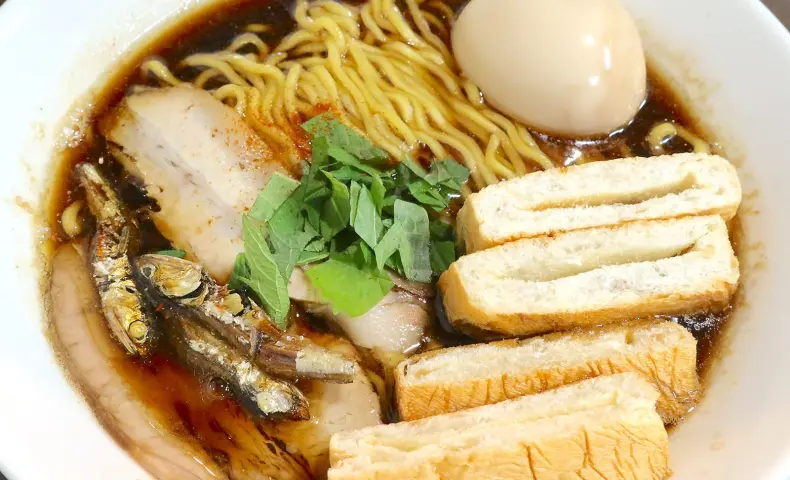 ニューオープン! 「煮干し中華そば加藤屋 本店」で煮干しブラック+半熟味玉&お麩トッピング