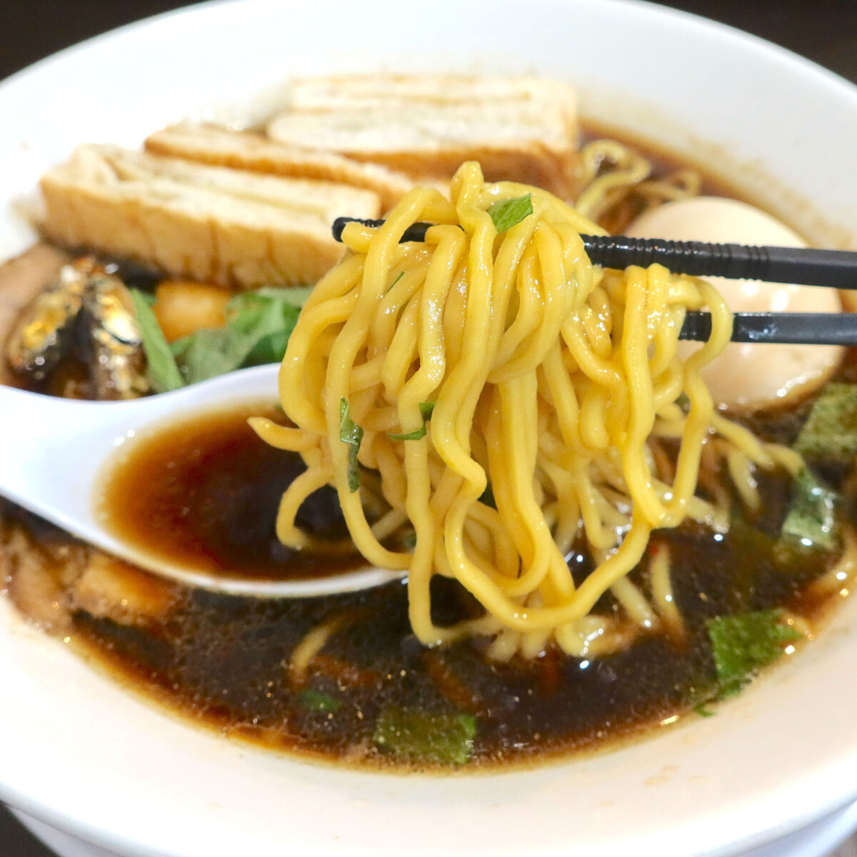 黒いスープに中細麺