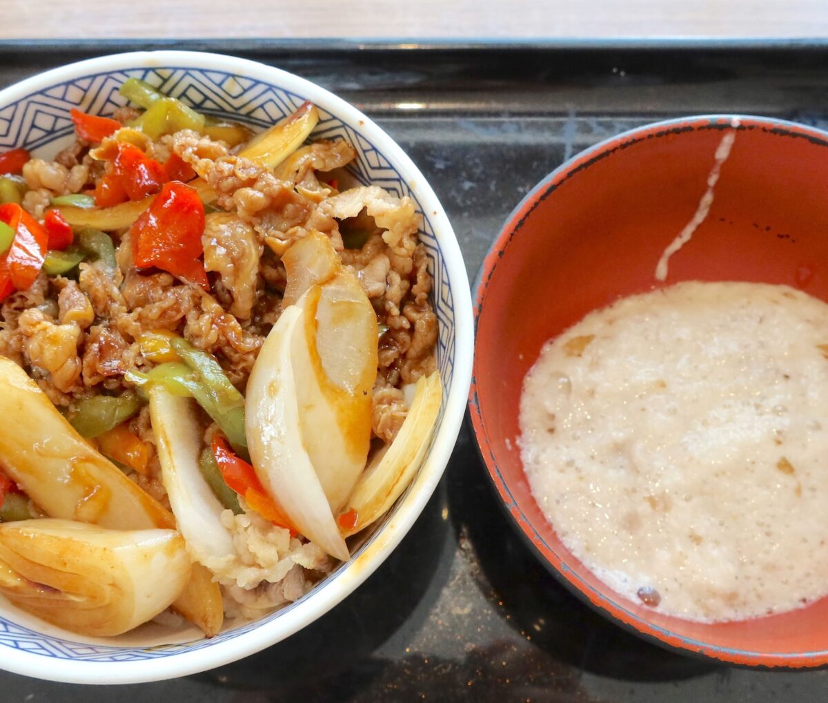牛スタミナ焼肉丼（718円）＋とろろ（228円）