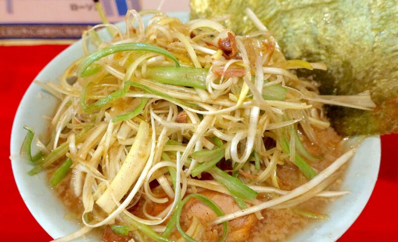 宜野湾「麺と飯ソウハチヤ がろんちゃん店」で元気なラーメン! ネギラーメンネギ増し海苔増しワカメの味変