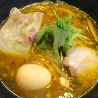 那覇・前島「ラーメンうずまき」でスープカレーラーメン ワンタントッピング