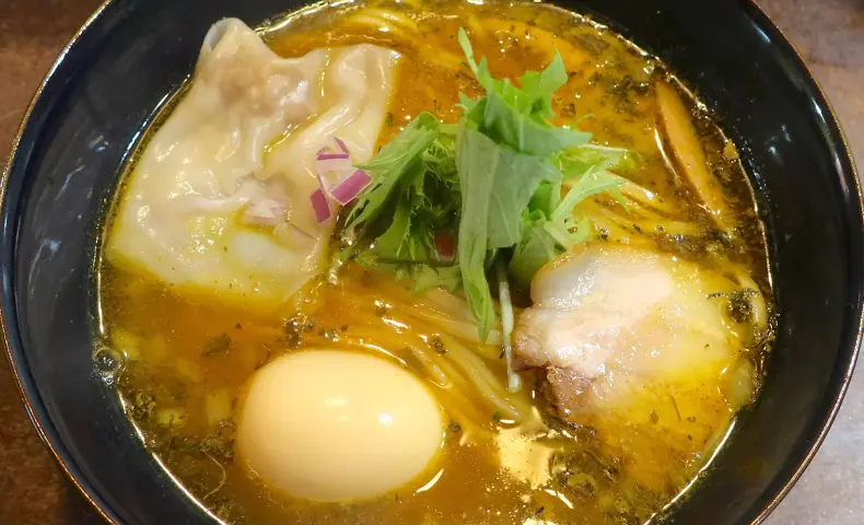那覇・前島「ラーメンうずまき」でスープカレーラーメン ワンタントッピング