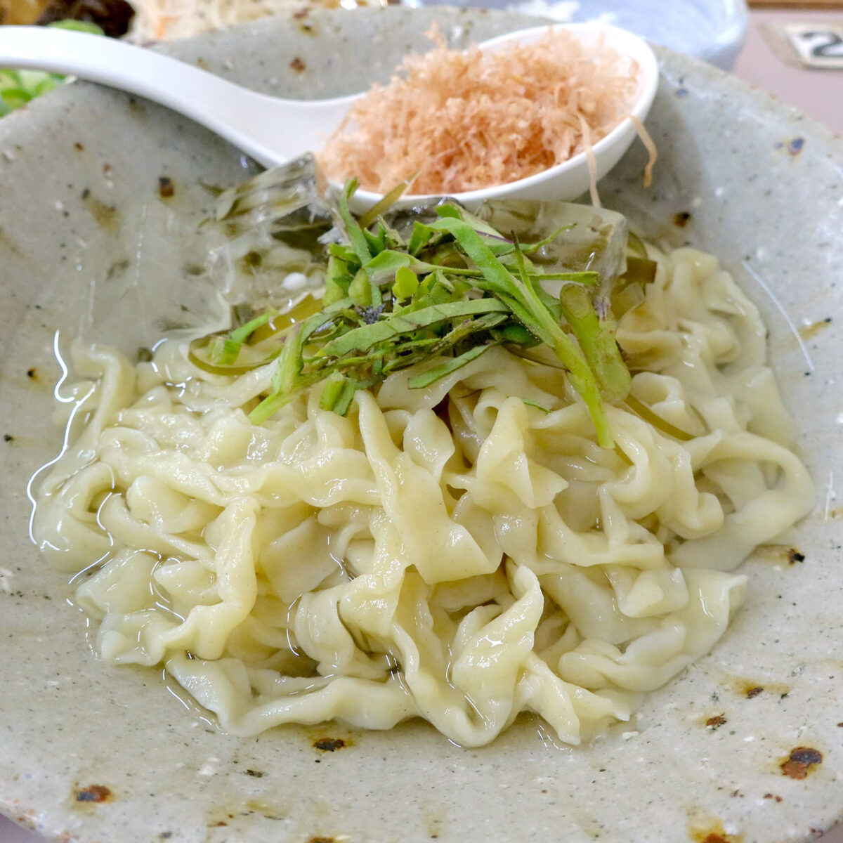 幅広縮れ麺
