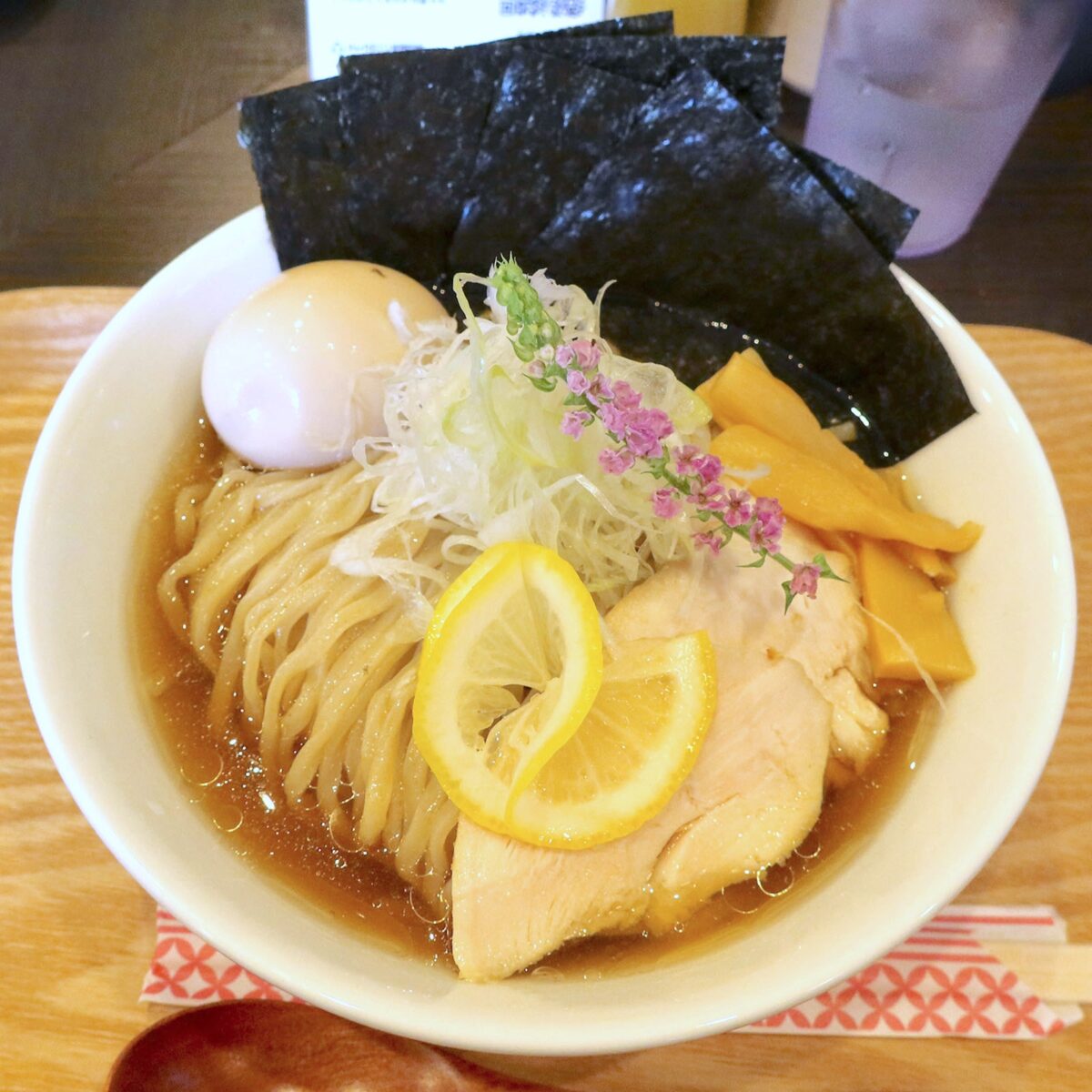 昆布水冷やし麺(1,200円)+燻製鶏チャーシュー(200円)&高級海苔(200円)