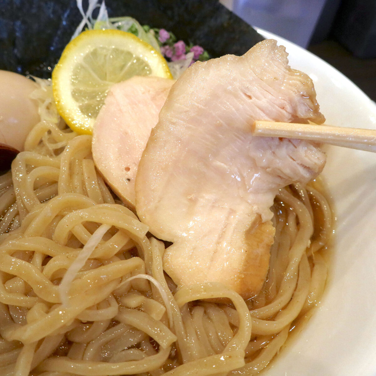 燻香漂う鶏肉