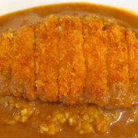 ガラムマサラで求めていたカツカレーに! 那覇・泉崎「チャトニ・カレー店」のカツカレー
