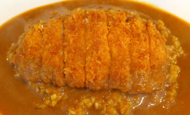 ガラムマサラで求めていたカツカレーに！ 那覇・泉崎「チャトニ・カレー店」のカツカレー